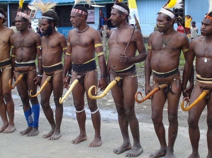 Papúes con penes agrandados